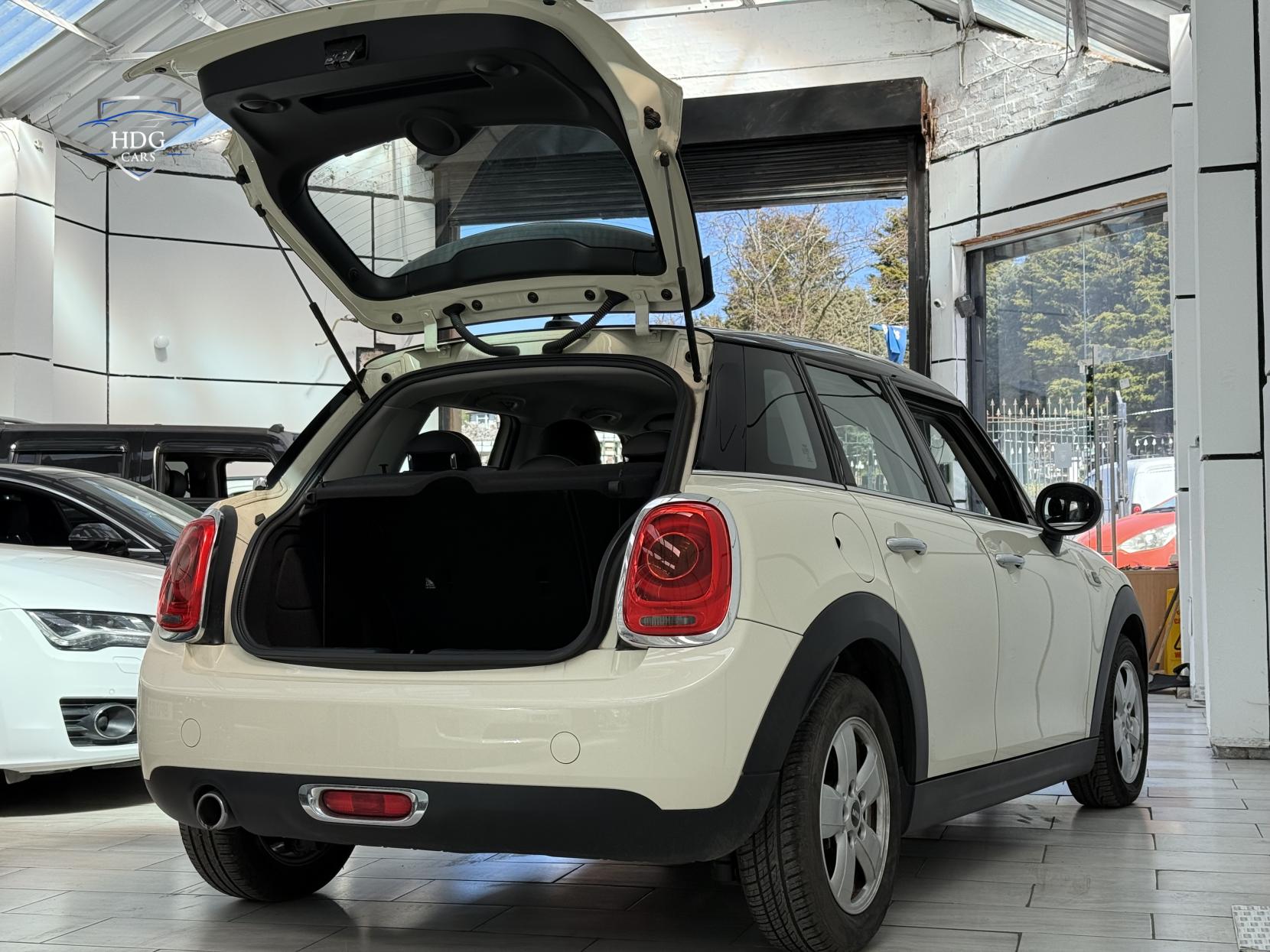 MINI Hatch 1.5 Cooper D Hatchback 5dr Diesel Steptronic Euro 6 (s/s) (116 ps)