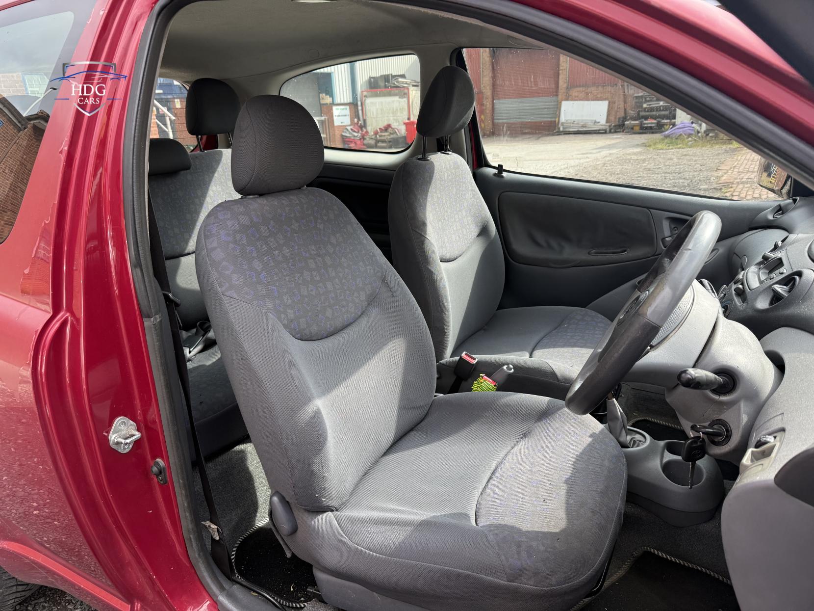 Toyota Yaris 1.0 VVT-i Colour Collection Hatchback 3dr Petrol Manual (137 g/km, 67 bhp)