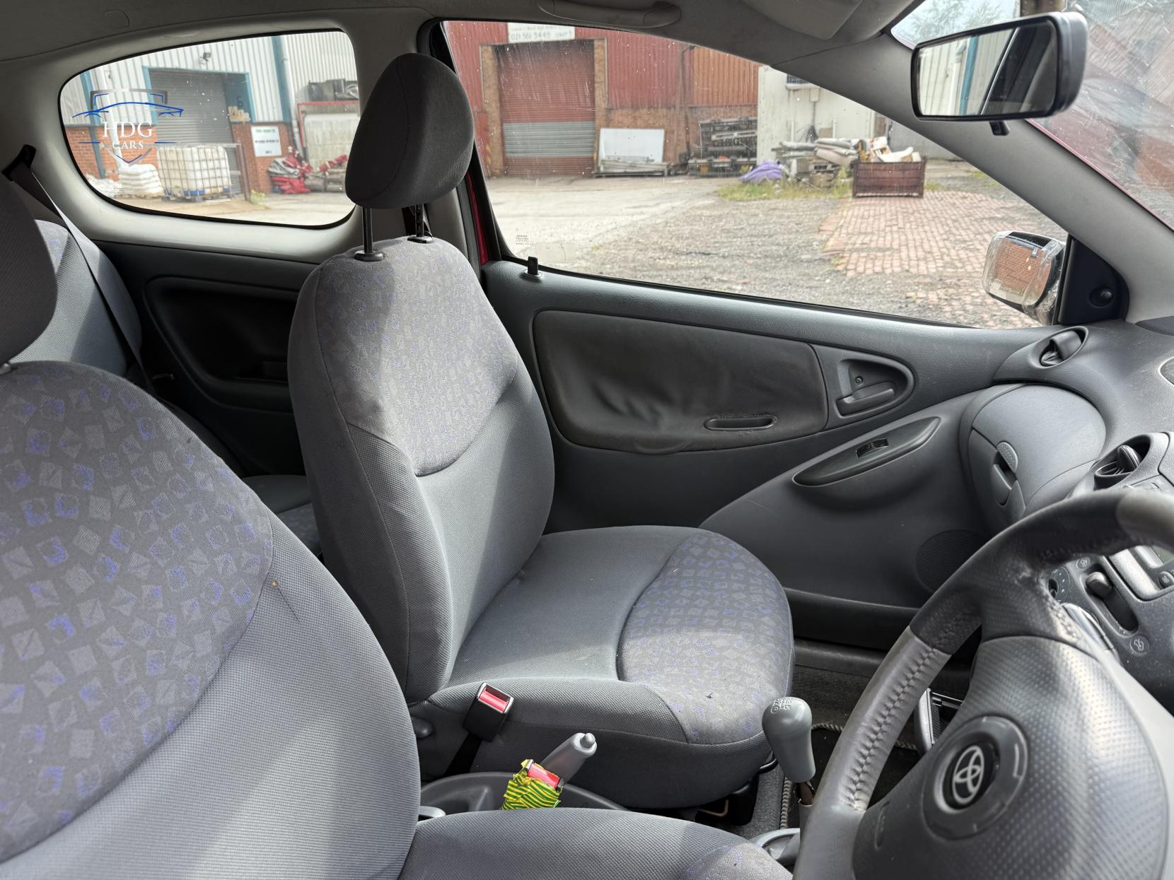 Toyota Yaris 1.0 VVT-i Colour Collection Hatchback 3dr Petrol Manual (137 g/km, 67 bhp)