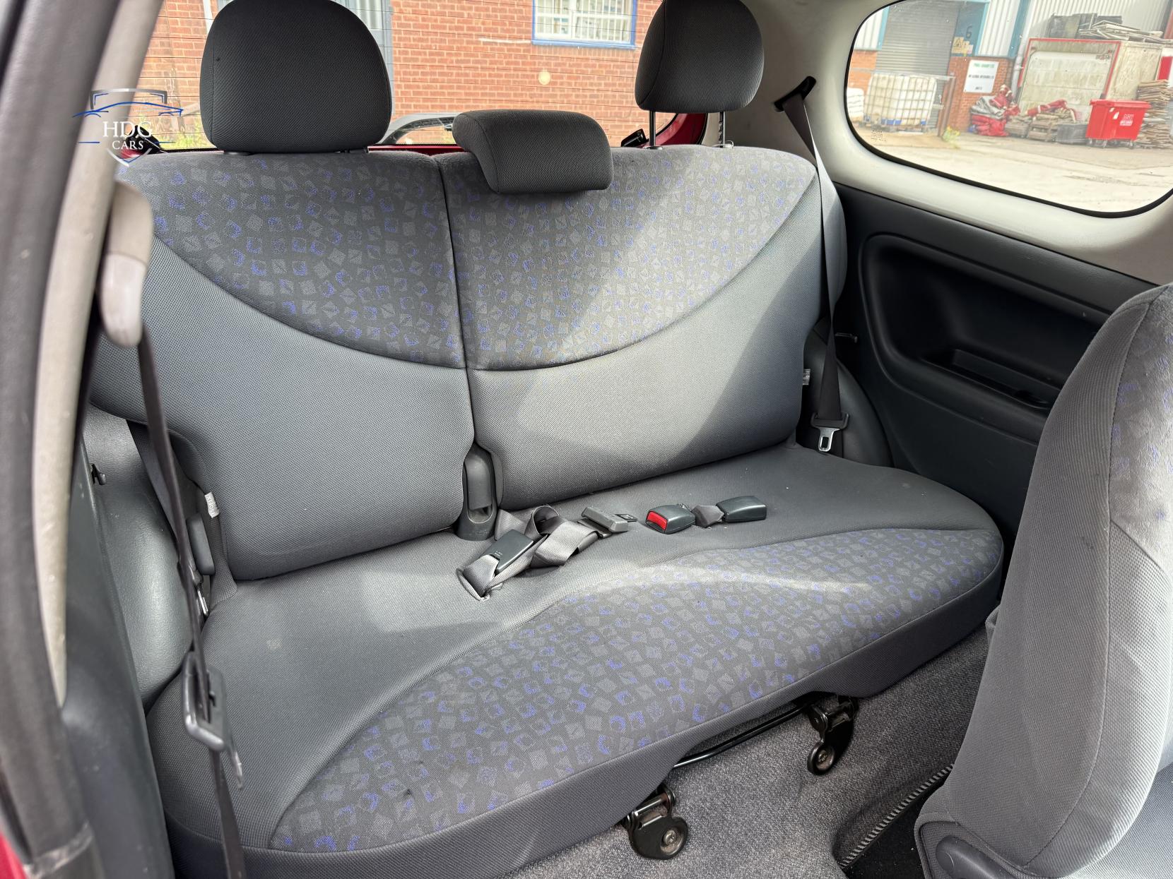 Toyota Yaris 1.0 VVT-i Colour Collection Hatchback 3dr Petrol Manual (137 g/km, 67 bhp)