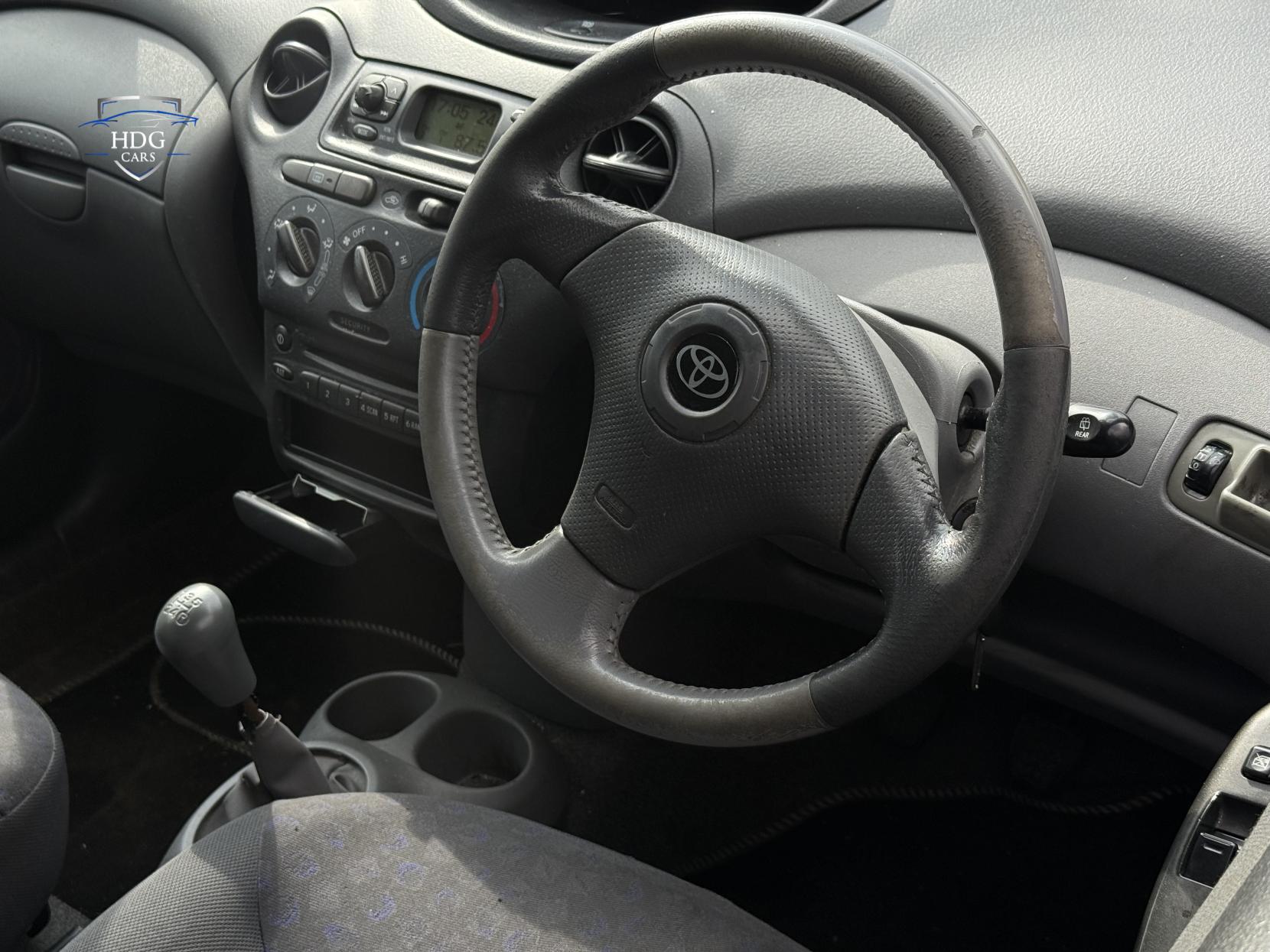 Toyota Yaris 1.0 VVT-i Colour Collection Hatchback 3dr Petrol Manual (137 g/km, 67 bhp)